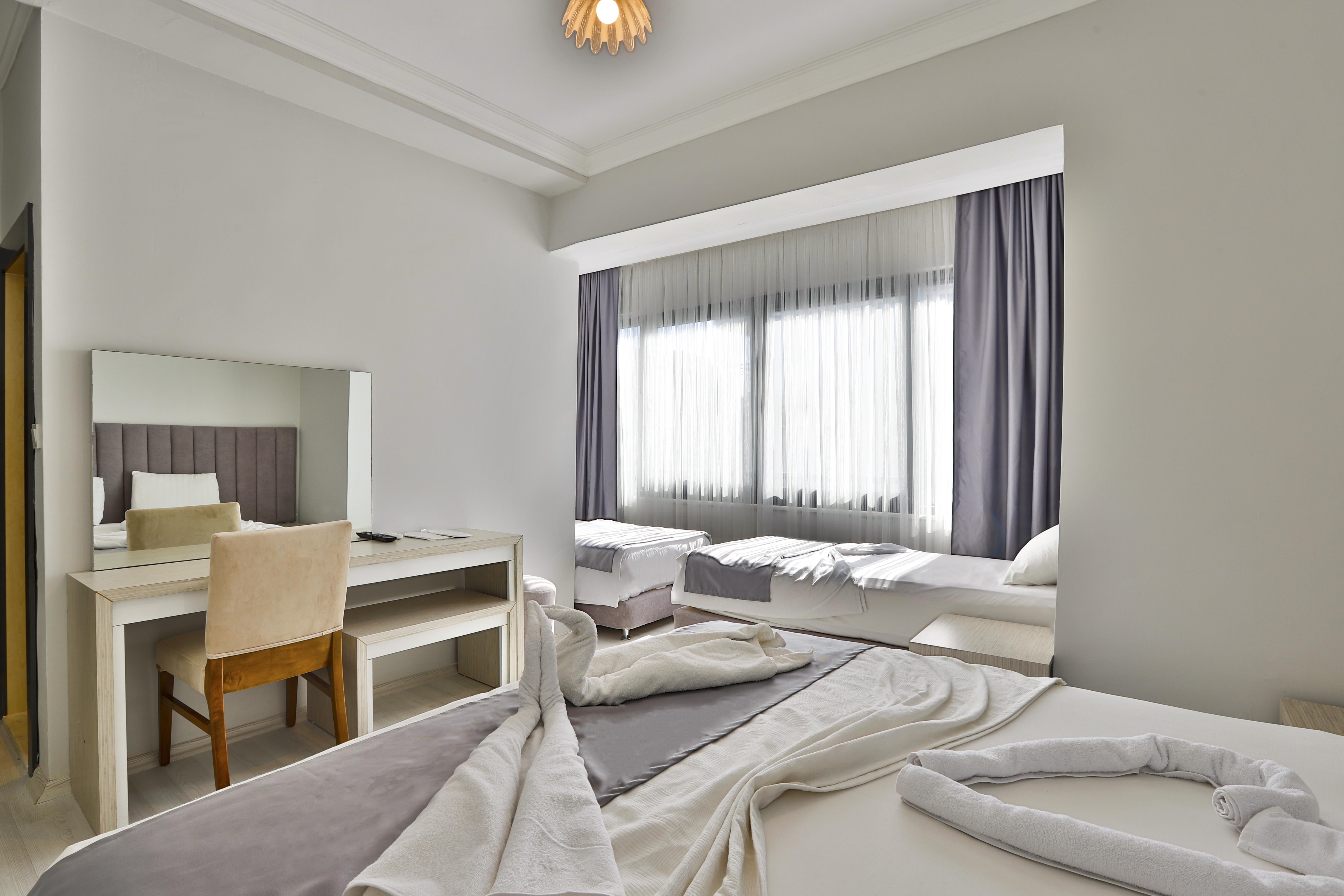 En fazla 3 yetişkin + 1 bebek (0-2 yaş).