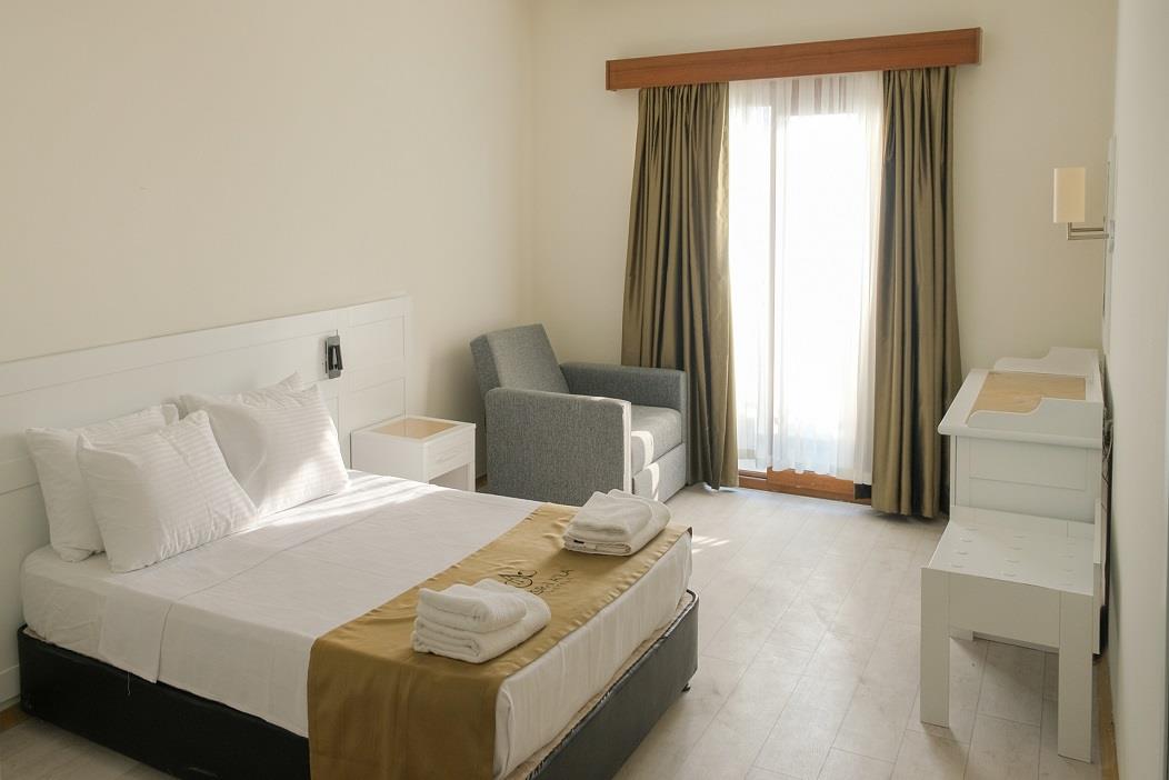 En fazla 3 yetişkin veya 2 yetişkin + 1 çocuk.