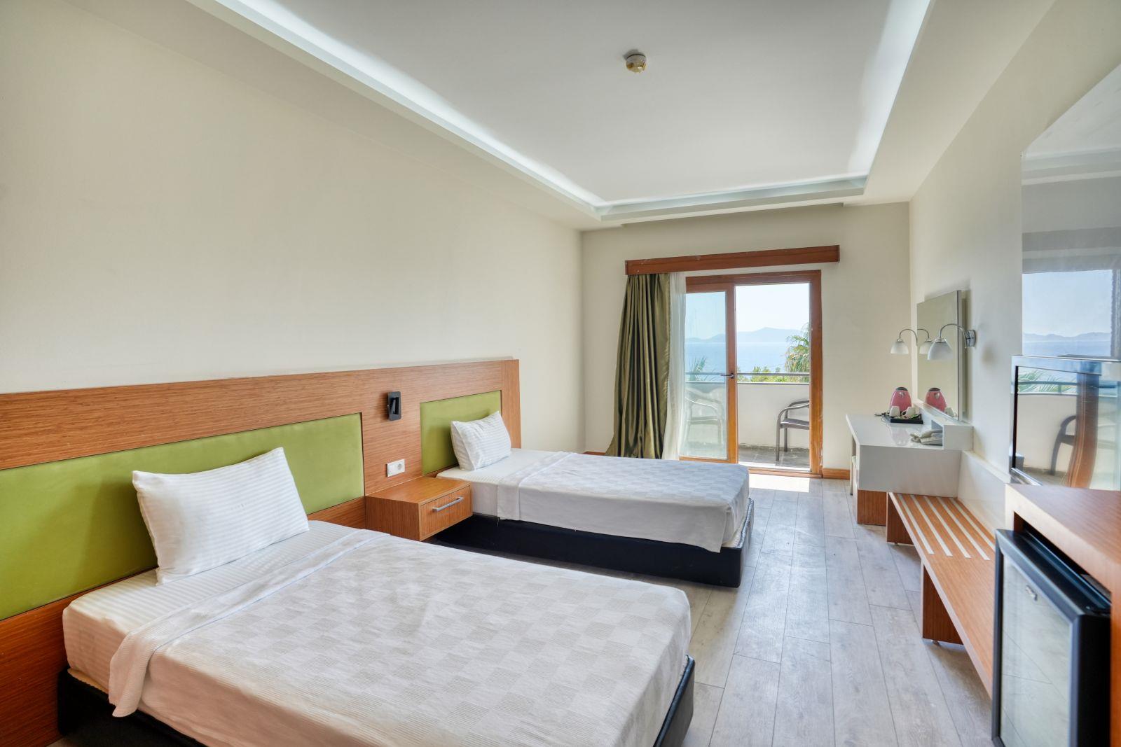 En fazla 4 yetişkin veya 3 yetişkin + 1 çocuk.