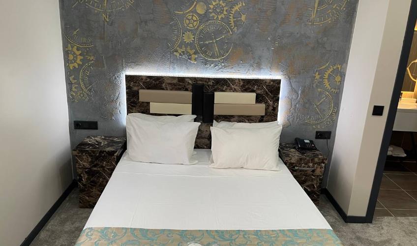 En fazla 2 yetişkin + 1 bebek (0-2 yaş).