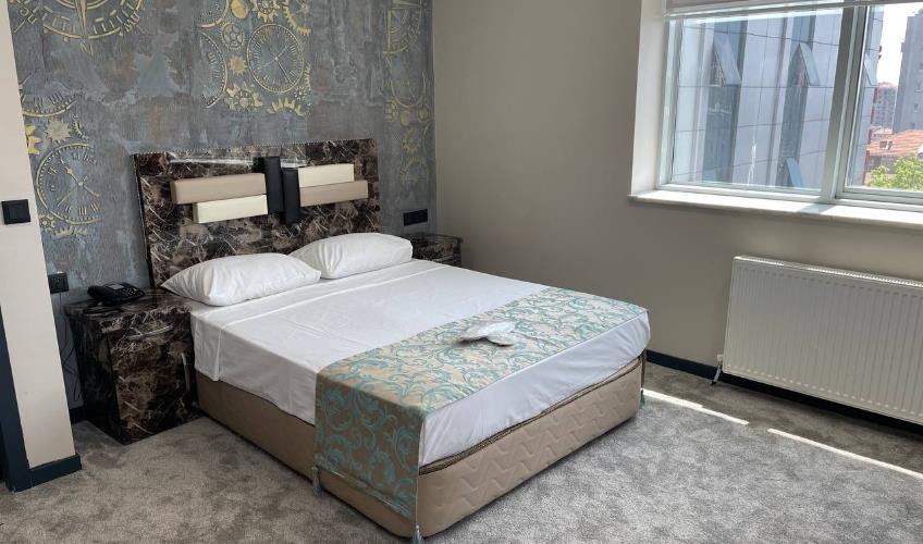 En fazla 2 yetişkin + 1 bebek (0-2 yaş).