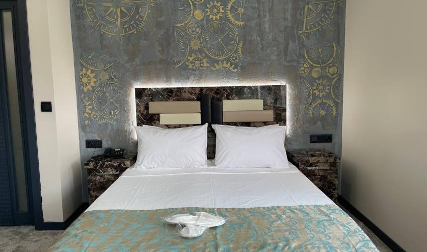 En fazla 2 yetişkin + 1 bebek (0-2 yaş).