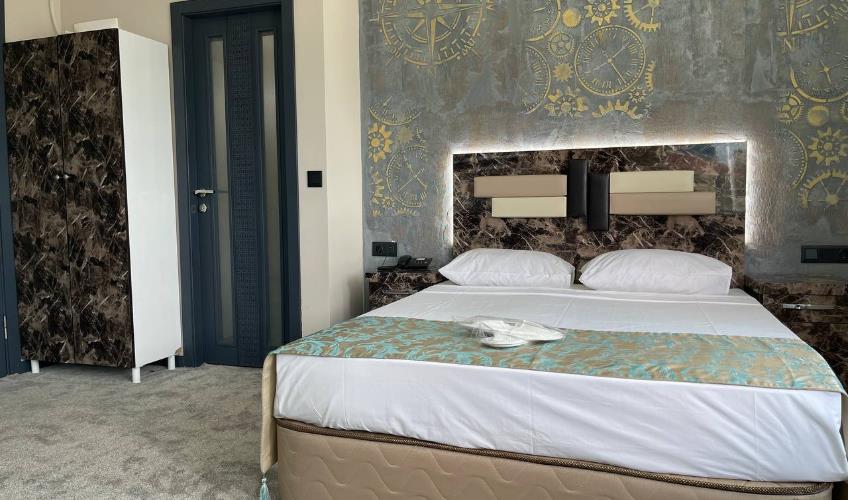 En fazla 2 yetişkin + 1 çocuk + 1 bebek (0-2 yaş) veya 1 yetişkin + 1 çocuk + 1 bebek (0-2 yaş).