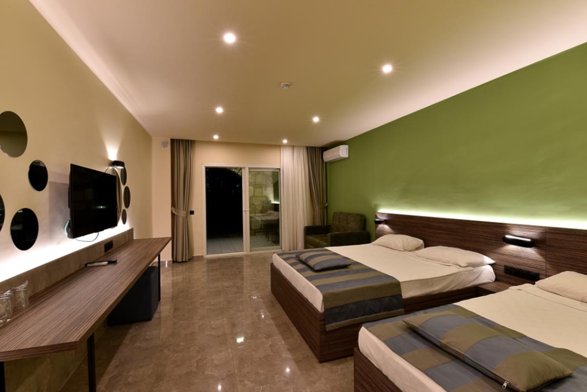 En az 2 yetişkin, En fazla 3 yetişkin + 1 çocuk veya 2 yetişkin + 2 çocuk.