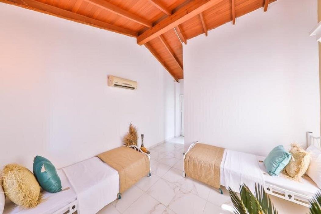 En fazla 2 yetişkin.