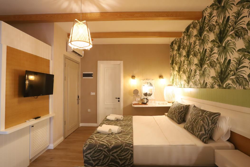 En fazla 2 yetişkin + 1 bebek (0-2 yaş).