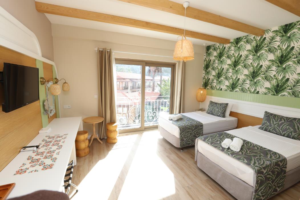 En fazla 3 yetişkin.