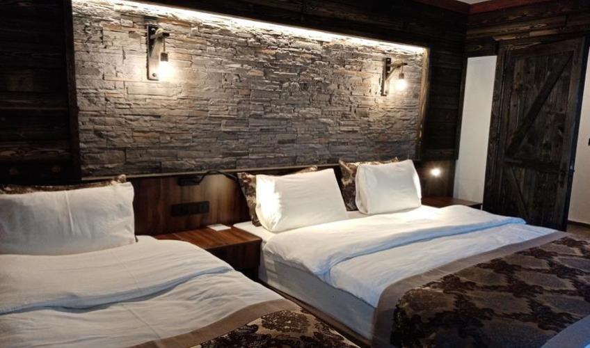 En fazla 3 yetişkin + 1 bebek (0-2 yaş).