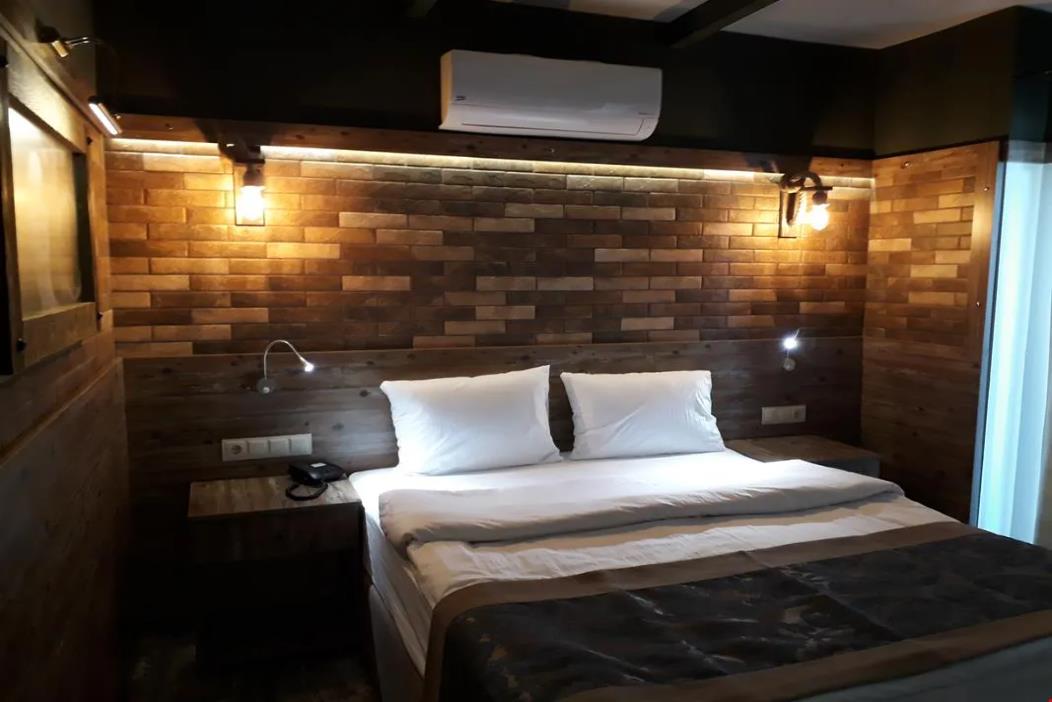 En fazla 3 yetişkin veya 2 yetişkin + 1 çocuk.