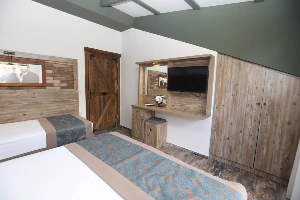 En az 3 yetişkin, En fazla 4 yetişkin veya 3 yetişkin + 1 çocuk.