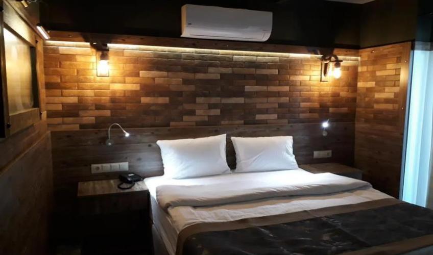 En fazla 2 yetişkin + 1 bebek (0-2 yaş).