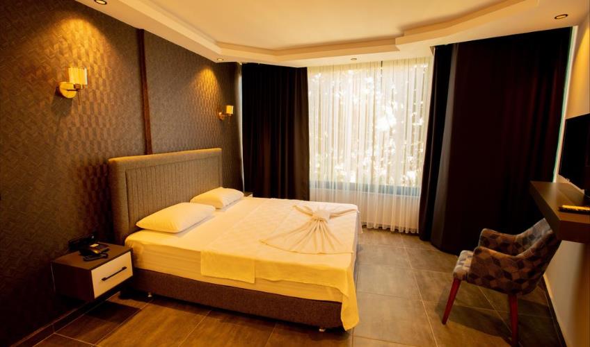 En fazla 2 yetişkin + 1 bebek (0-2 yaş).