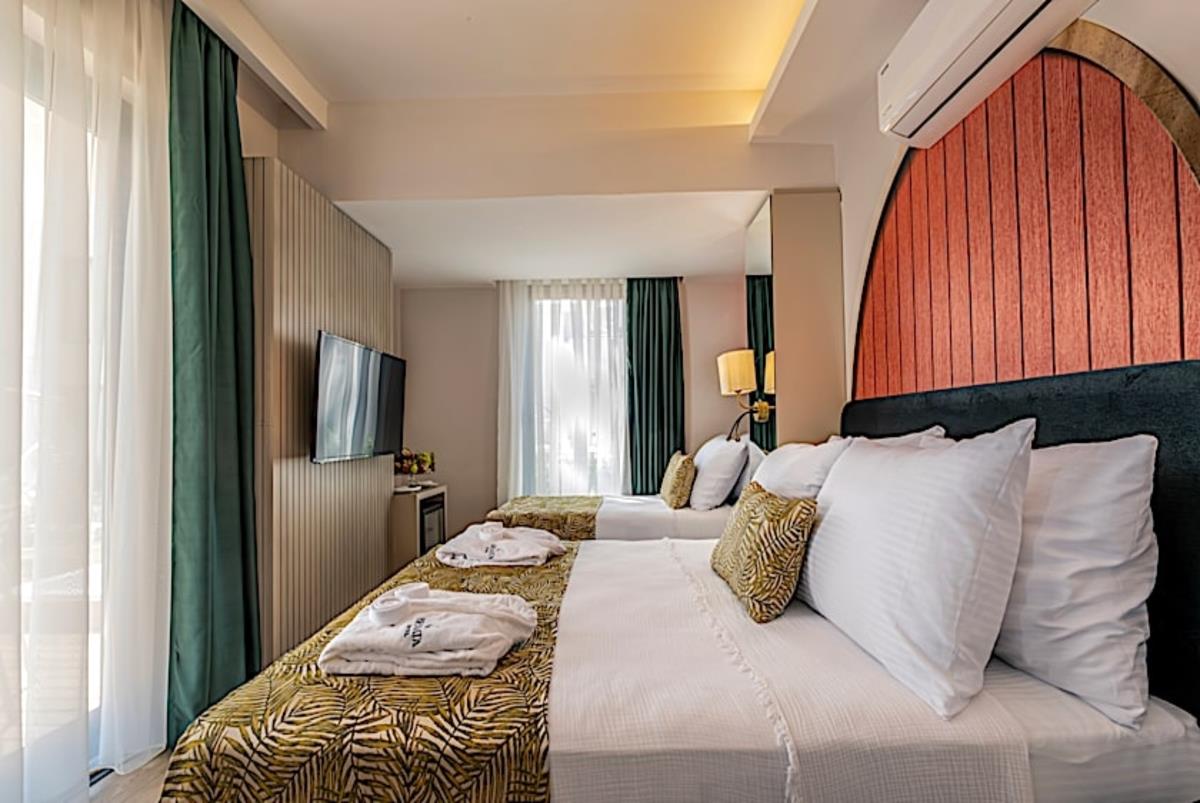 En fazla 3 yetişkin veya 2 yetişkin + 1 çocuk.