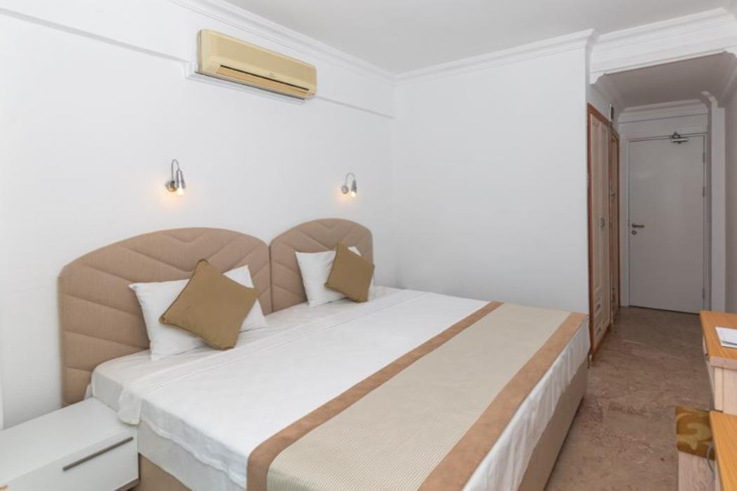 En fazla 3 yetişkin veya 2 yetişkin + 1 çocuk.