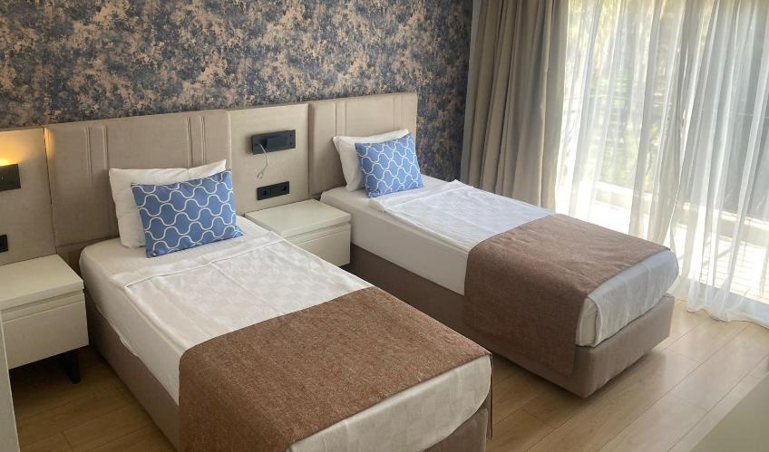 En az 3 yetişkin, En fazla 4 yetişkin veya 3 yetişkin + 1 çocuk.