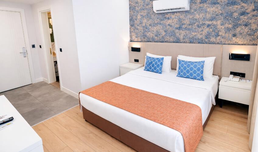 En fazla 2 yetişkin + 1 çocuk + 1 bebek (0-2 yaş) veya 1 yetişkin + 1 çocuk + 1 bebek (0-2 yaş).