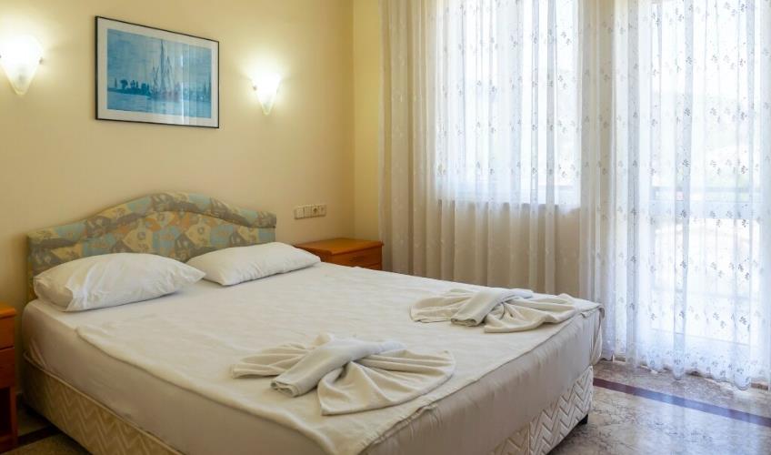 En fazla 3 yetişkin.