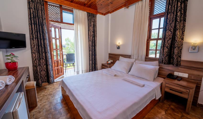 En fazla 2 yetişkin + 1 bebek (0-2 yaş).