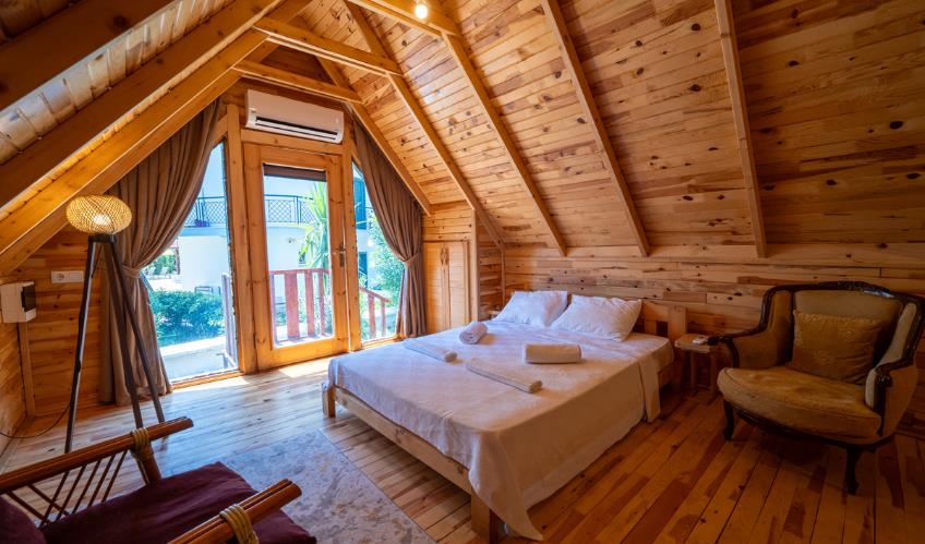 En fazla 3 yetişkin + 1 bebek (0-2 yaş).