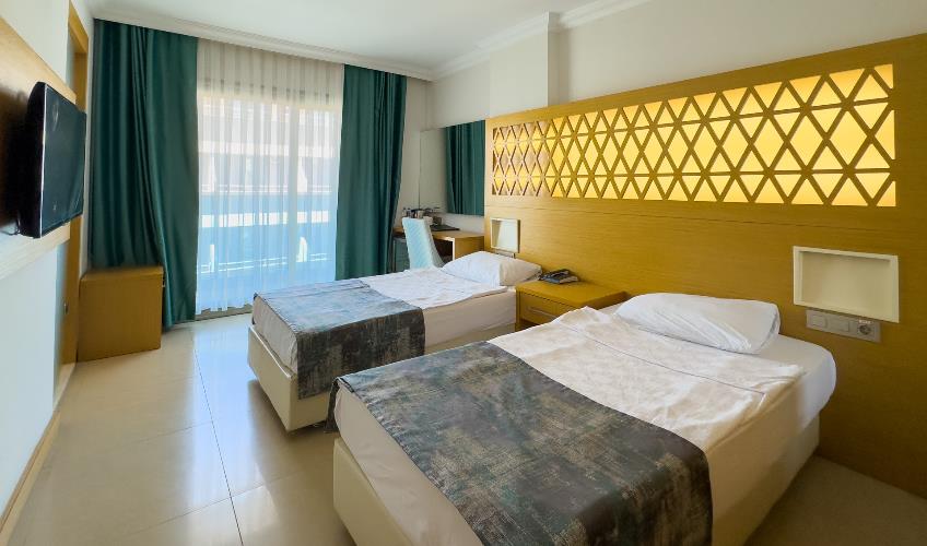 En fazla 3 yetişkin.