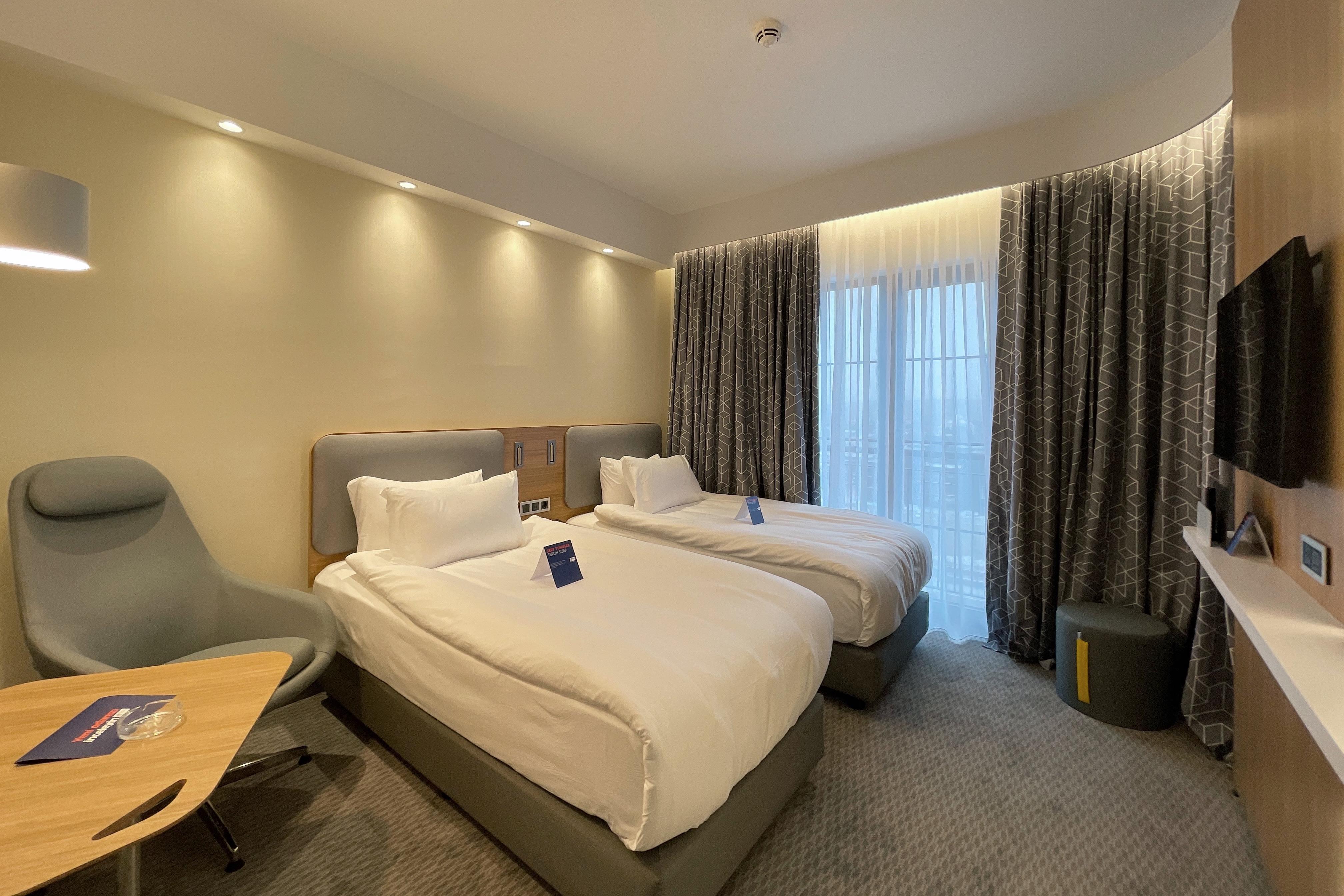 En fazla 2 yetişkin + 1 bebek (0-2 yaş).