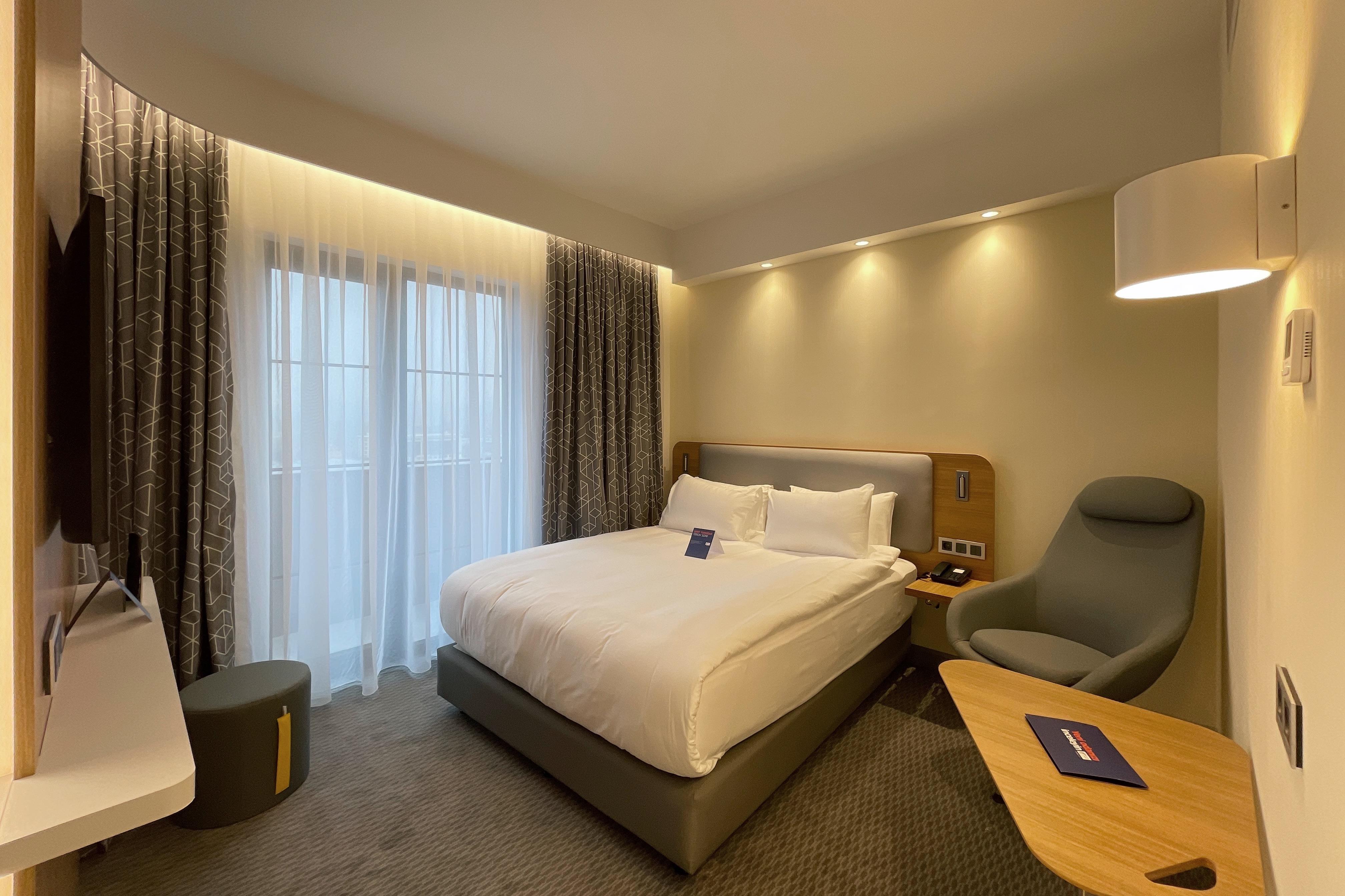 En fazla 3 yetişkin.