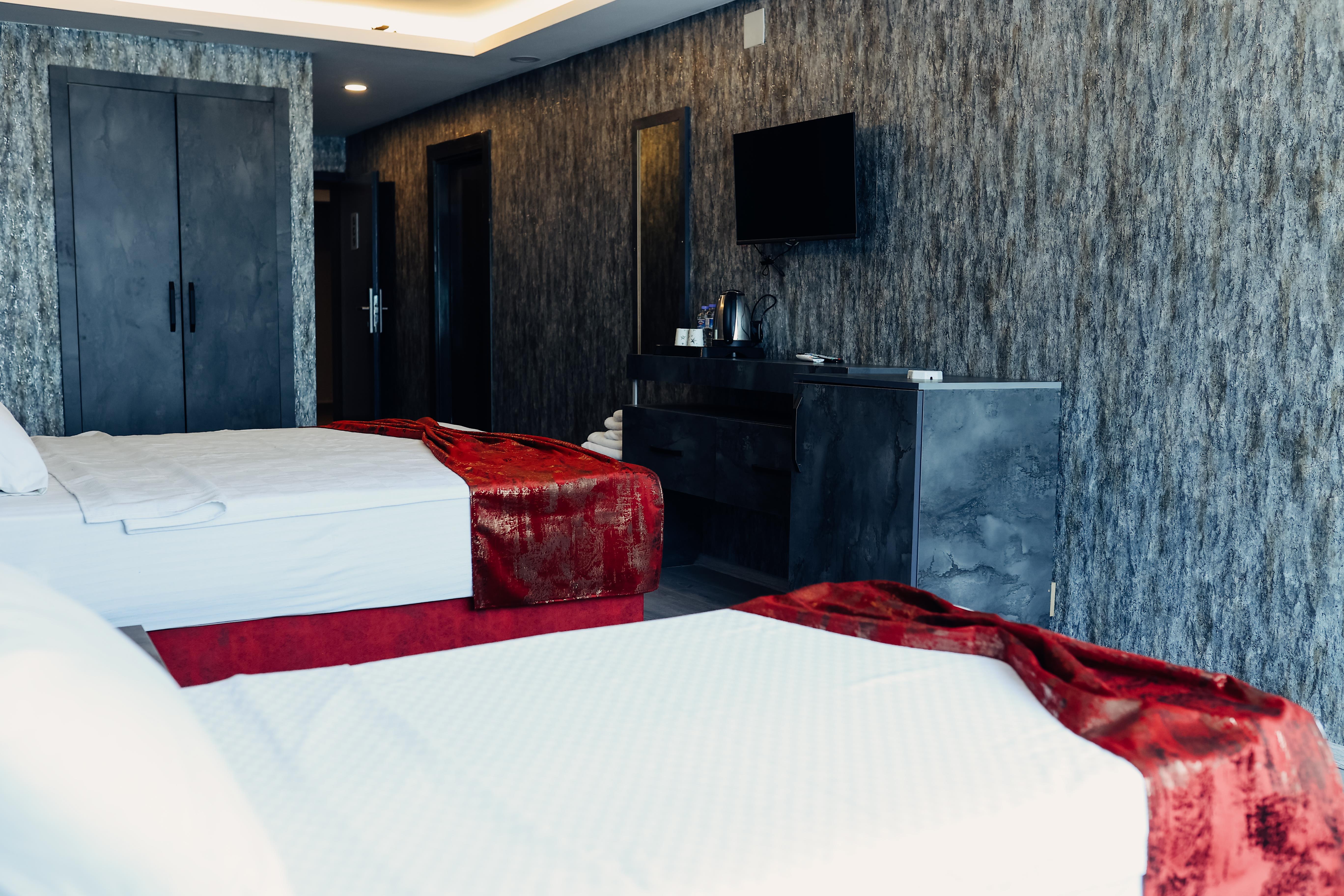 En az 2 yetişkin, En fazla 2 yetişkin.