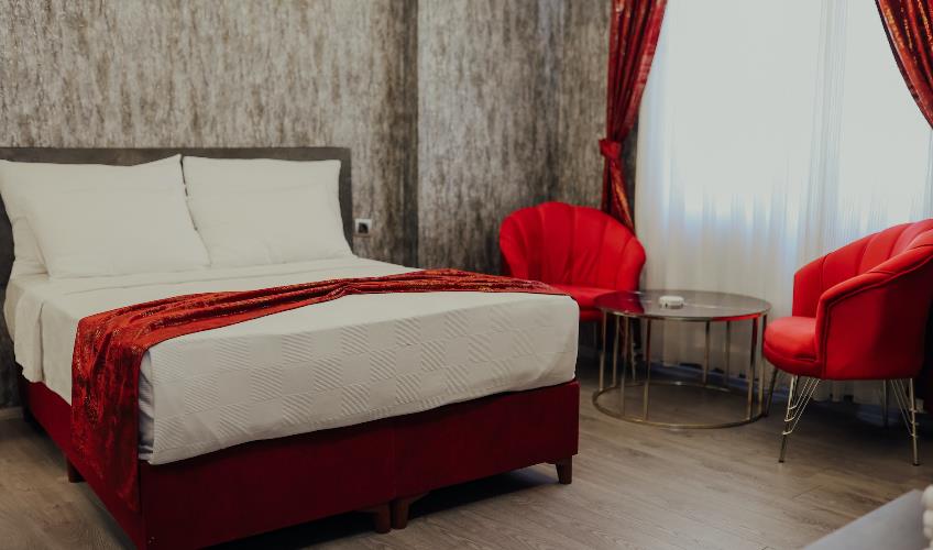 En fazla 2 yetişkin + 1 bebek (0-2 yaş) veya 1 yetişkin + 1 çocuk + 1 bebek (0-2 yaş).