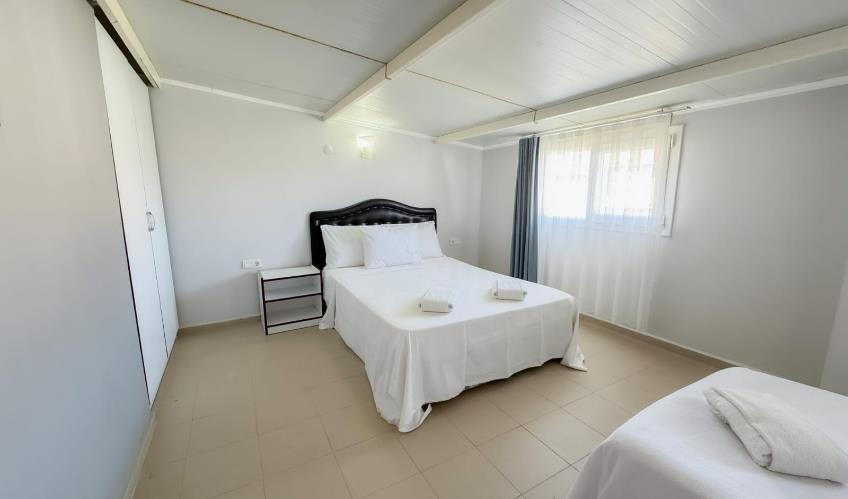 En fazla 4 yetişkin.