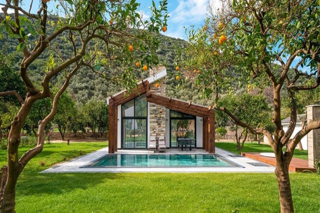 En fazla 3 yetişkin veya 2 yetişkin + 1 çocuk.