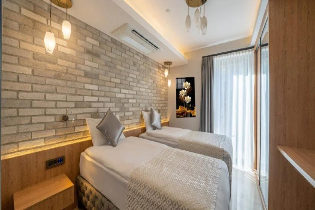 En az 2 yetişkin, En fazla 4 yetişkin veya 3 yetişkin + 1 çocuk.