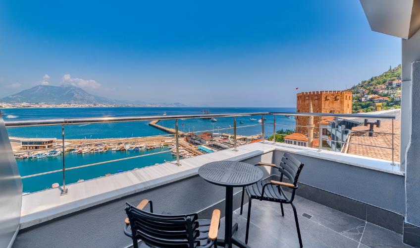 En fazla 2 yetişkin + 1 bebek (0-2 yaş).