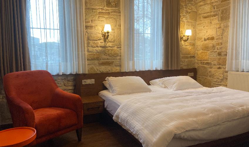 En fazla 2 yetişkin.