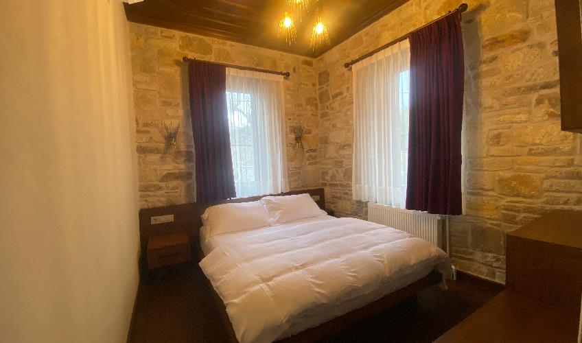 En fazla 2 yetişkin.