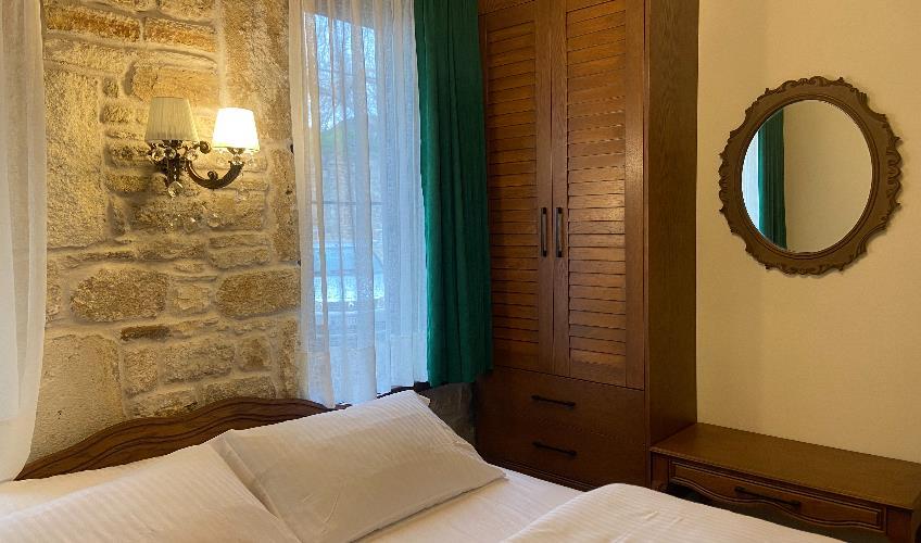 En fazla 2 yetişkin.