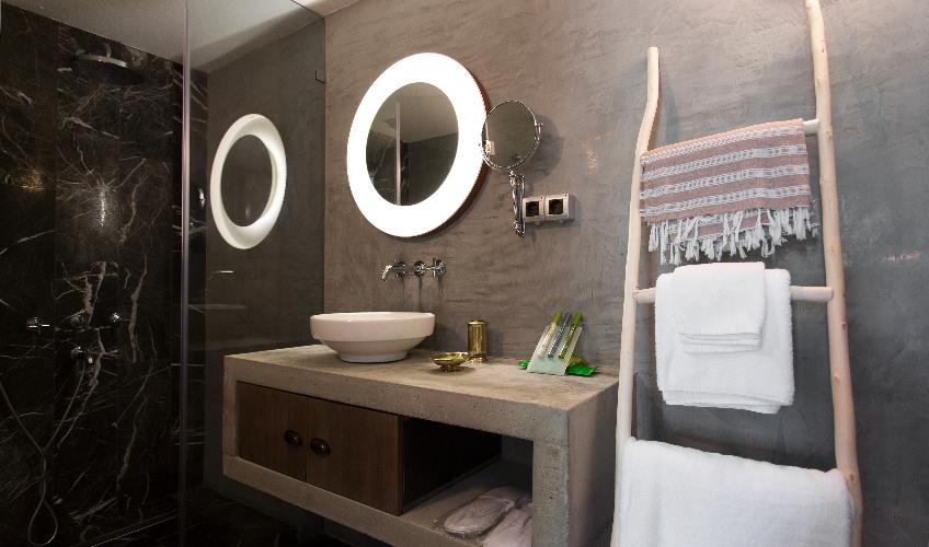 En fazla 3 yetişkin.