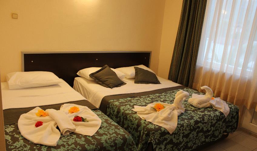 En fazla 2 yetişkin + 1 çocuk + 1 bebek (0-2 yaş) veya 1 yetişkin + 2 çocuk + 1 bebek (0-2 yaş).