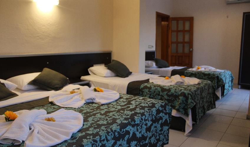 En fazla 4 yetişkin + 1 bebek (0-2 yaş).