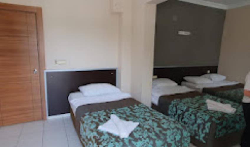 En fazla 3 yetişkin + 1 bebek (0-2 yaş).