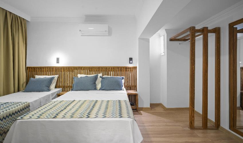 En fazla 3 yetişkin + 1 bebek (0-2 yaş).