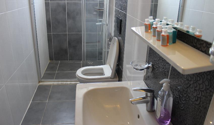 En az 3 yetişkin, En fazla 4 yetişkin + 1 çocuk + 1 bebek (0-2 yaş) veya 3 yetişkin + 2 çocuk + 1 bebek (0-2 yaş).