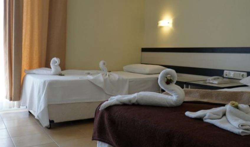 En fazla 3 yetişkin + 1 çocuk + 1 bebek (0-2 yaş) veya 2 yetişkin + 1 çocuk + 1 bebek (0-2 yaş).