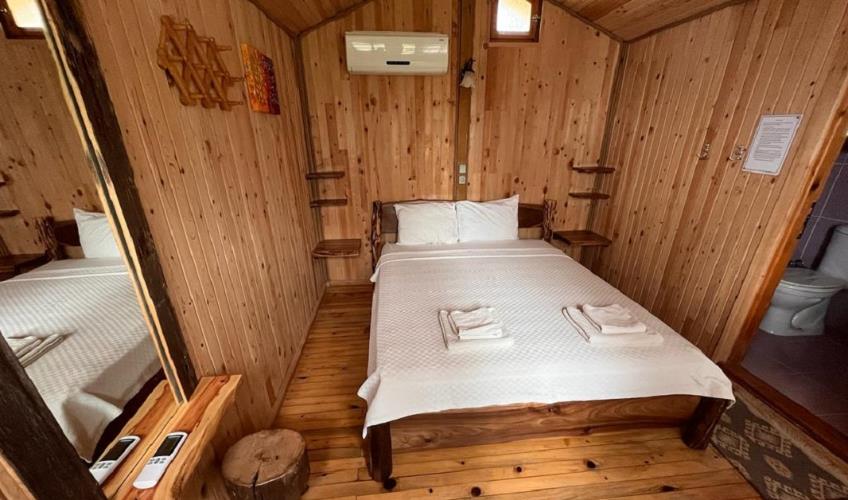 En fazla 2 yetişkin.