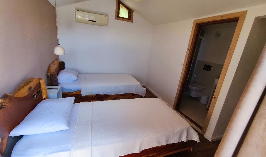 En fazla 2 yetişkin.