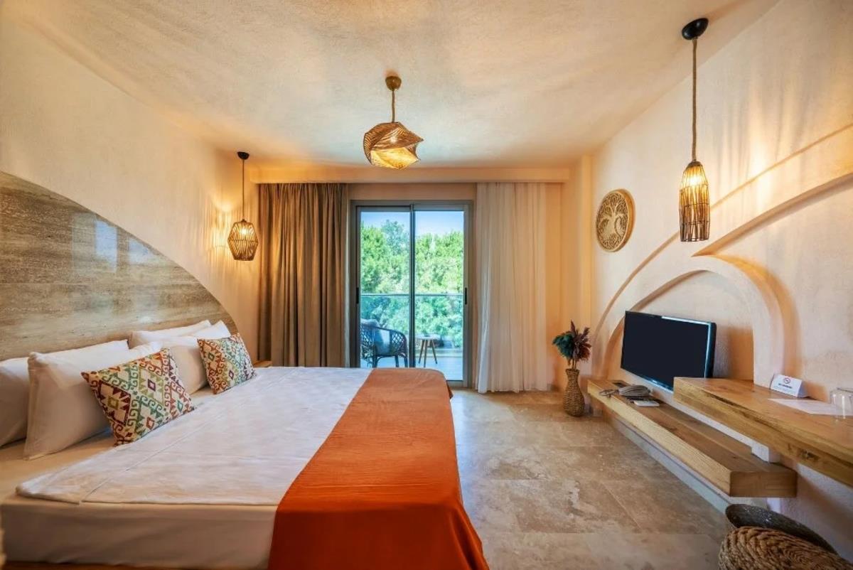 En fazla 3 yetişkin.