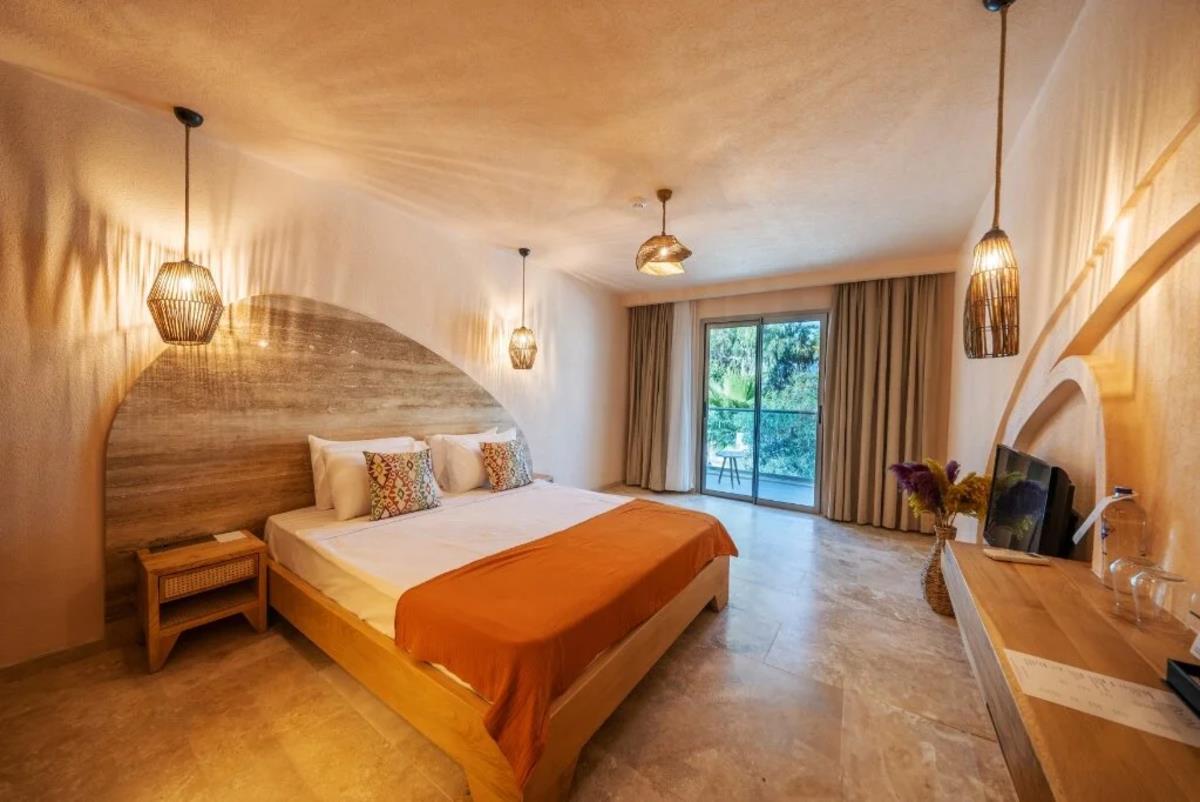 En fazla 3 yetişkin.