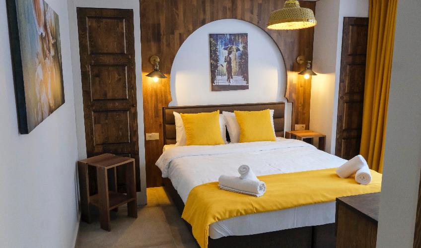 En fazla 2 yetişkin.