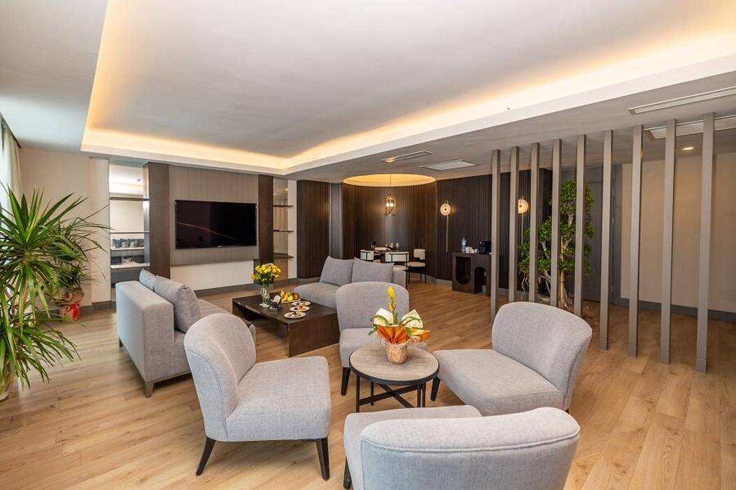 En az 2 yetişkin, En fazla 2 yetişkin + 1 çocuk.