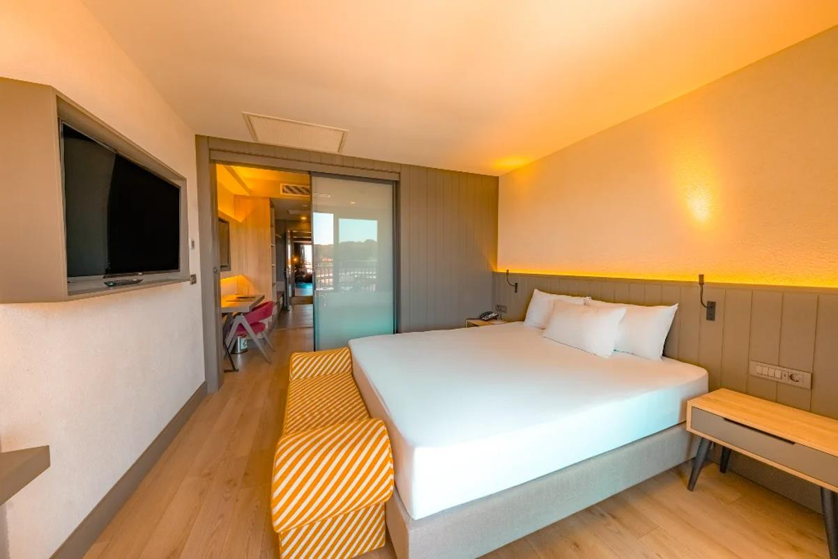 En az 2 yetişkin, En fazla 4 yetişkin veya 3 yetişkin + 1 çocuk.