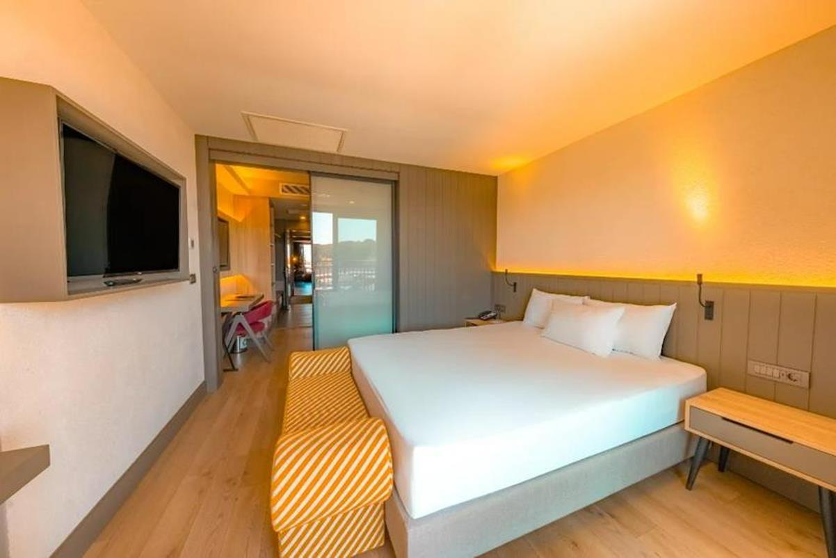 En az 2 yetişkin, En fazla 4 yetişkin veya 3 yetişkin + 1 çocuk.